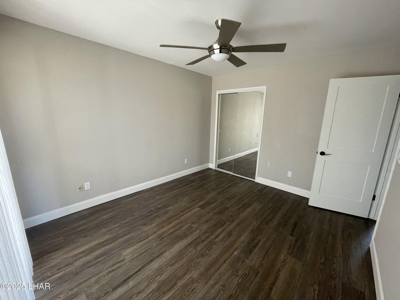 658 Yosemite Dr - Photo 4 of 17