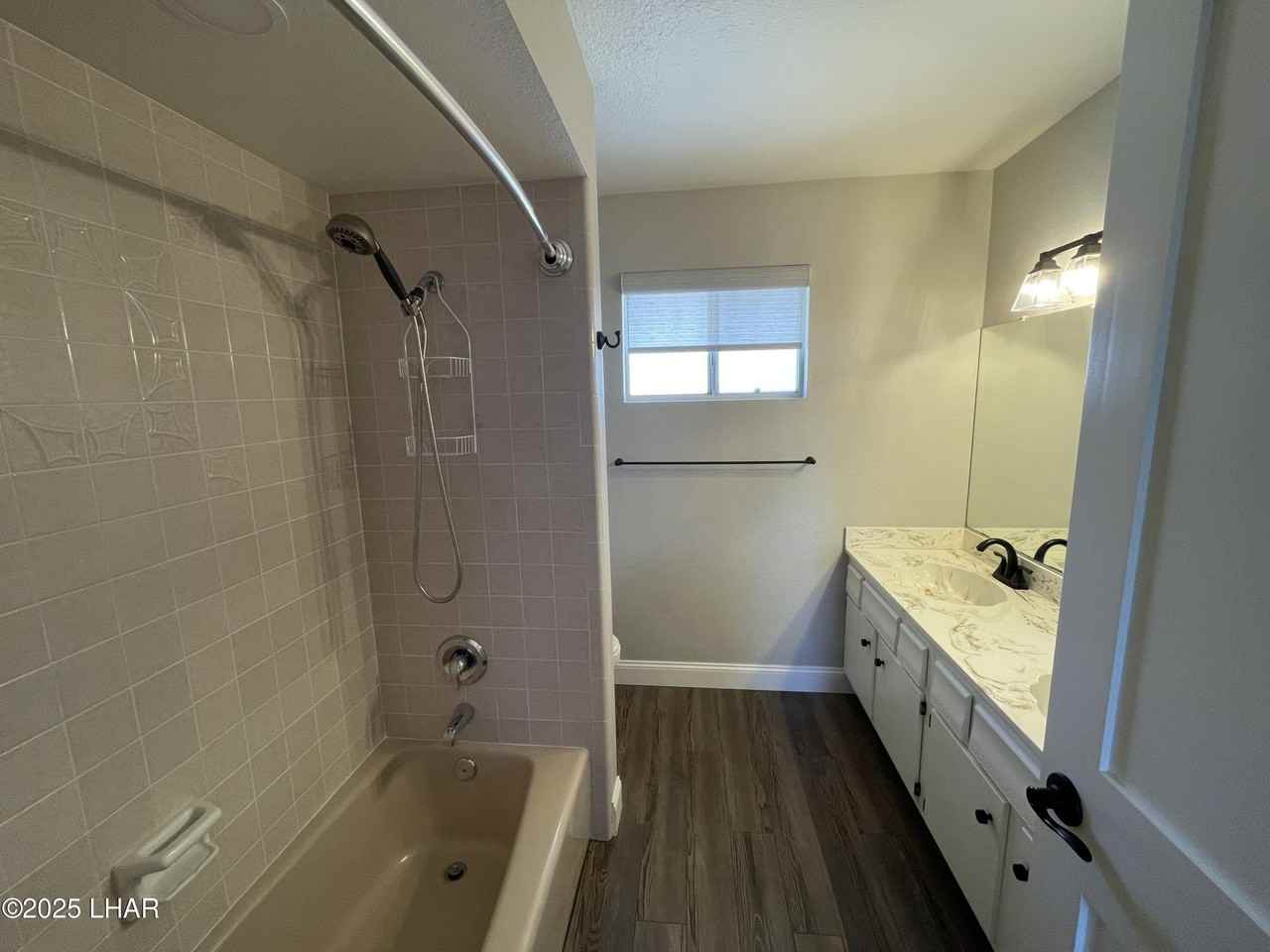 658 Yosemite Dr - Photo 5 of 17