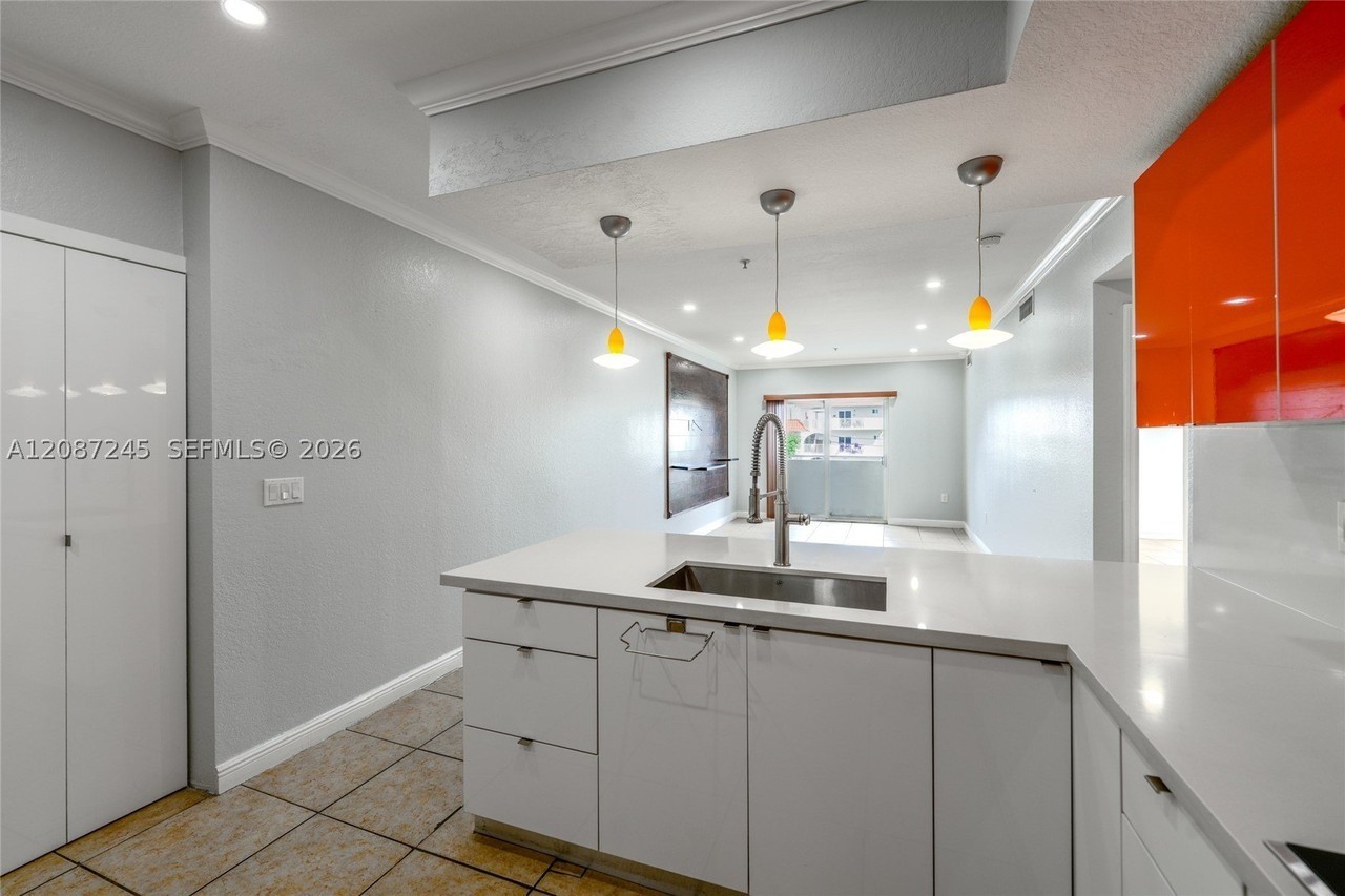 208 Nw 47th Ave #203 - Photo 4 of 40