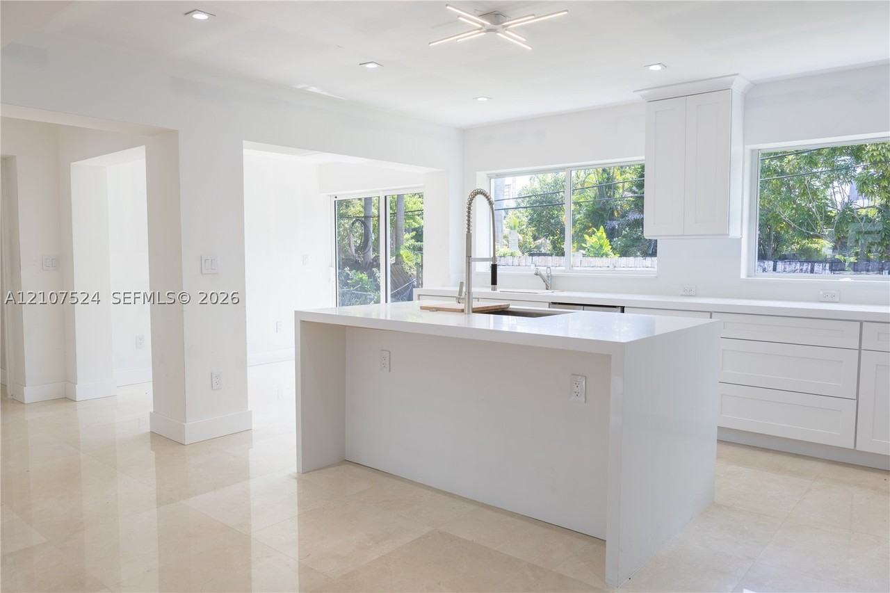 310 190th St - Photo 4 of 14