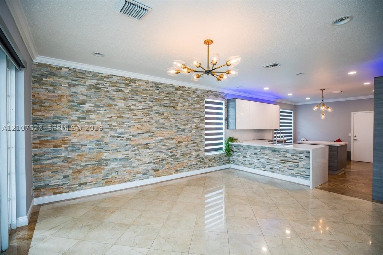 1593 Sw 189th Ave - Photo 5 of 36