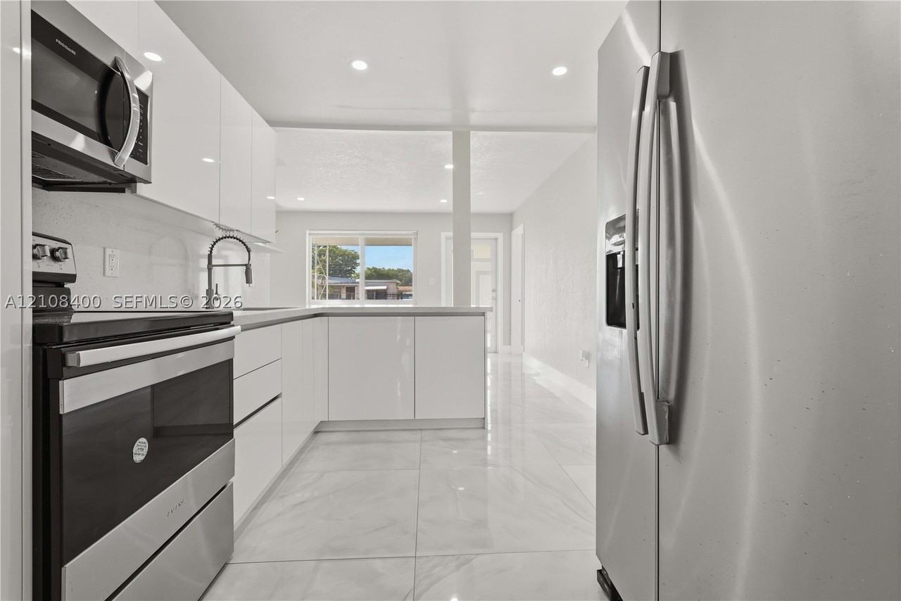 2551 Sw 53rd Ave - Photo 2 of 33