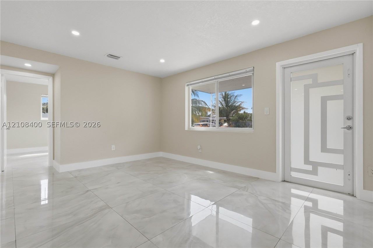 2551 Sw 53rd Ave - Photo 3 of 33