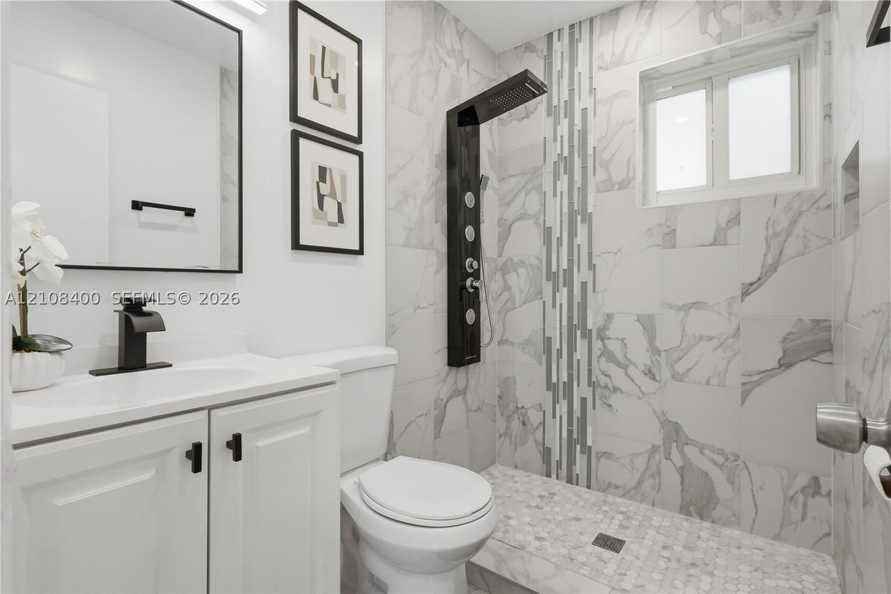 2551 Sw 53rd Ave - Photo 4 of 33