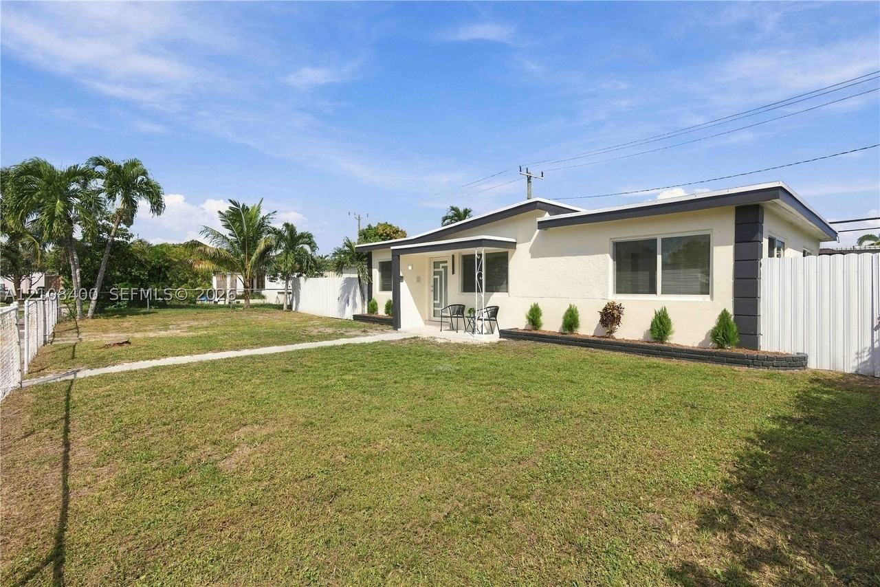 2551 Sw 53rd Ave - Photo 6 of 33