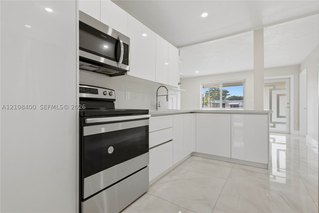 2551 Sw 53rd Ave - Photo 7 of 33
