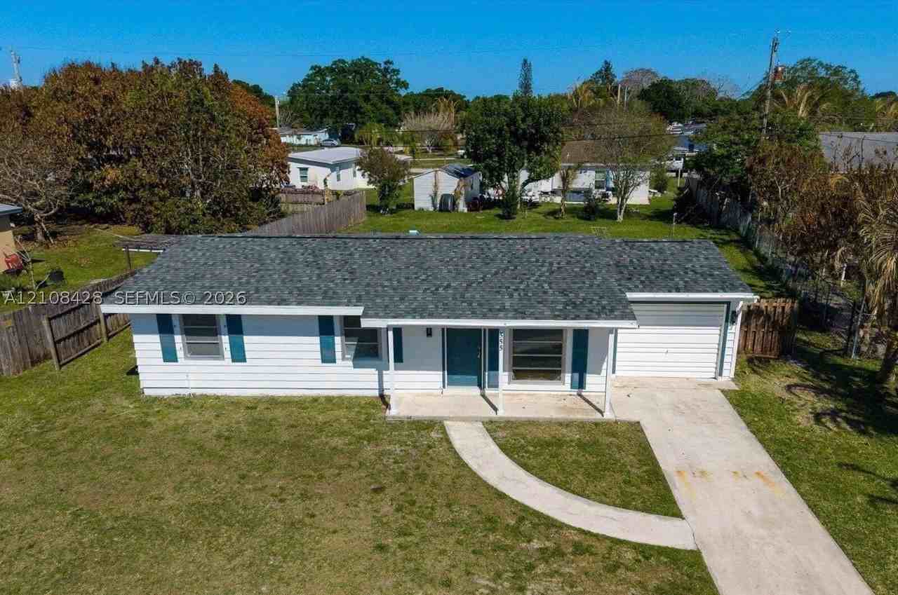 555 Se Airoso Blvd - Photo 2 of 9