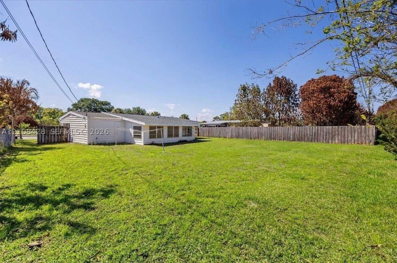 555 Se Airoso Blvd - Photo 3 of 9