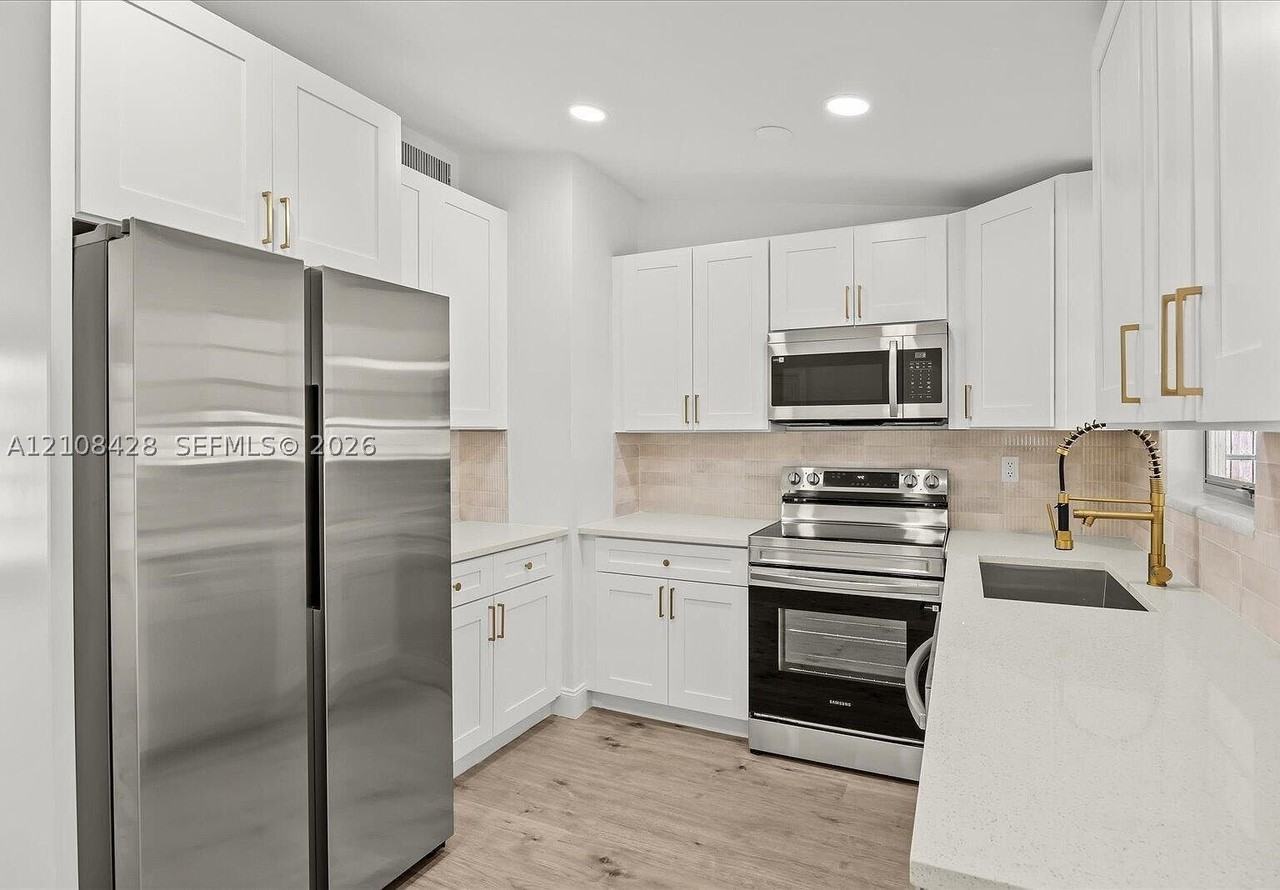 555 Se Airoso Blvd - Photo 4 of 9