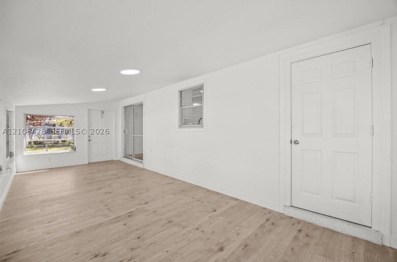 555 Se Airoso Blvd - Photo 5 of 9
