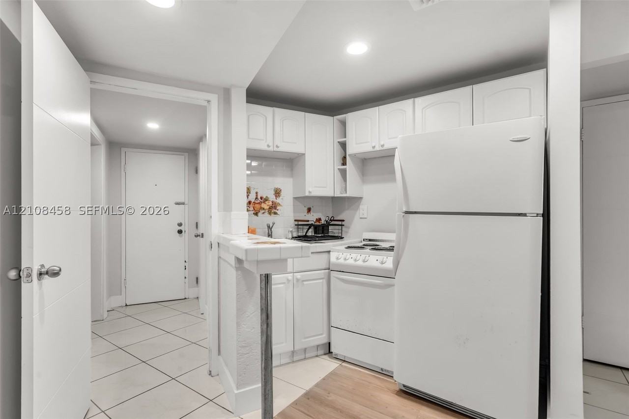 5401 Collins Ave #919B - Photo 6 of 21