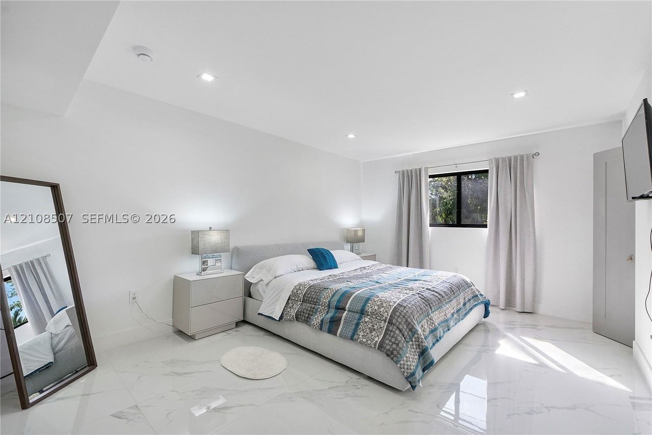 451 Sw 38th Ter #1 - Photo 4 of 45