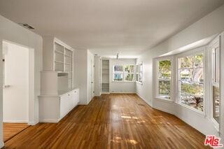 2111 Oak St - Photo 2 of 8