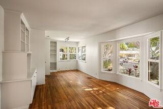 2111 Oak St - Photo 3 of 8