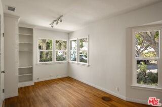 2111 Oak St - Photo 6 of 8