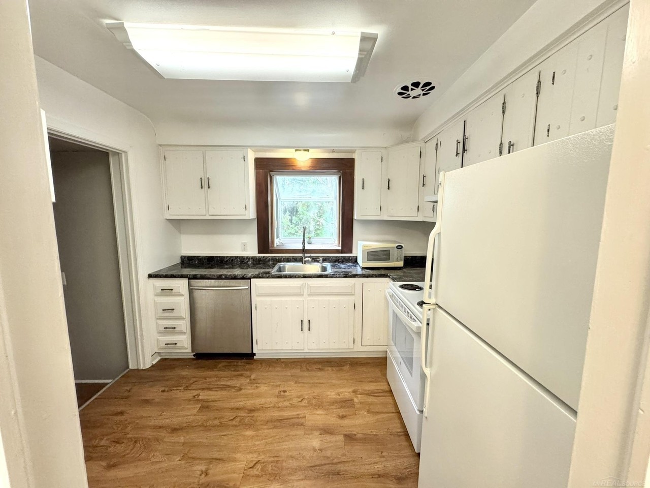 4421 Samoset Rd - Photo 4 of 17