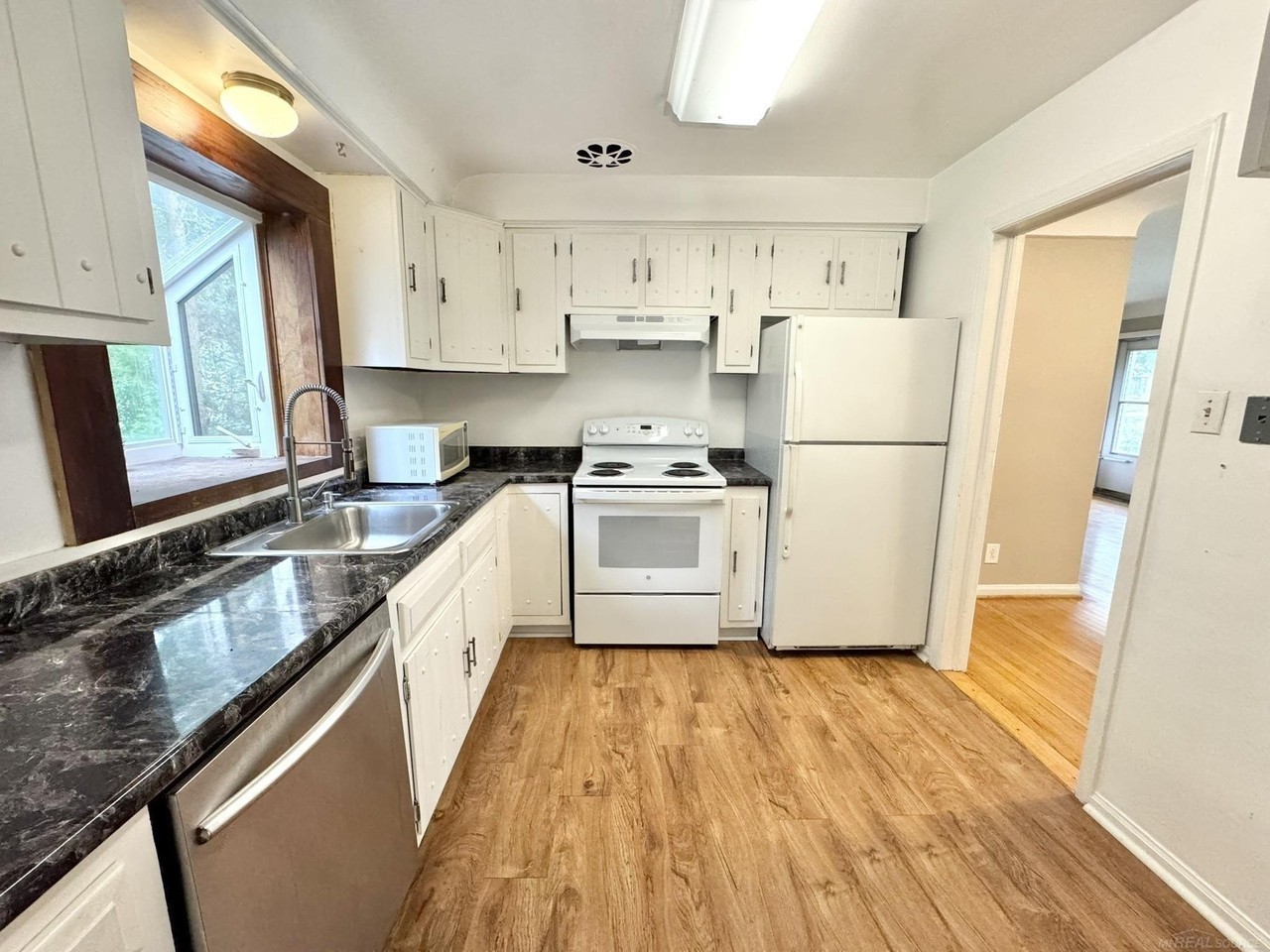 4421 Samoset Rd - Photo 5 of 17