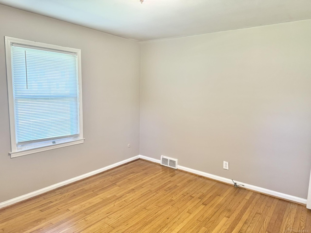4421 Samoset Rd - Photo 7 of 17