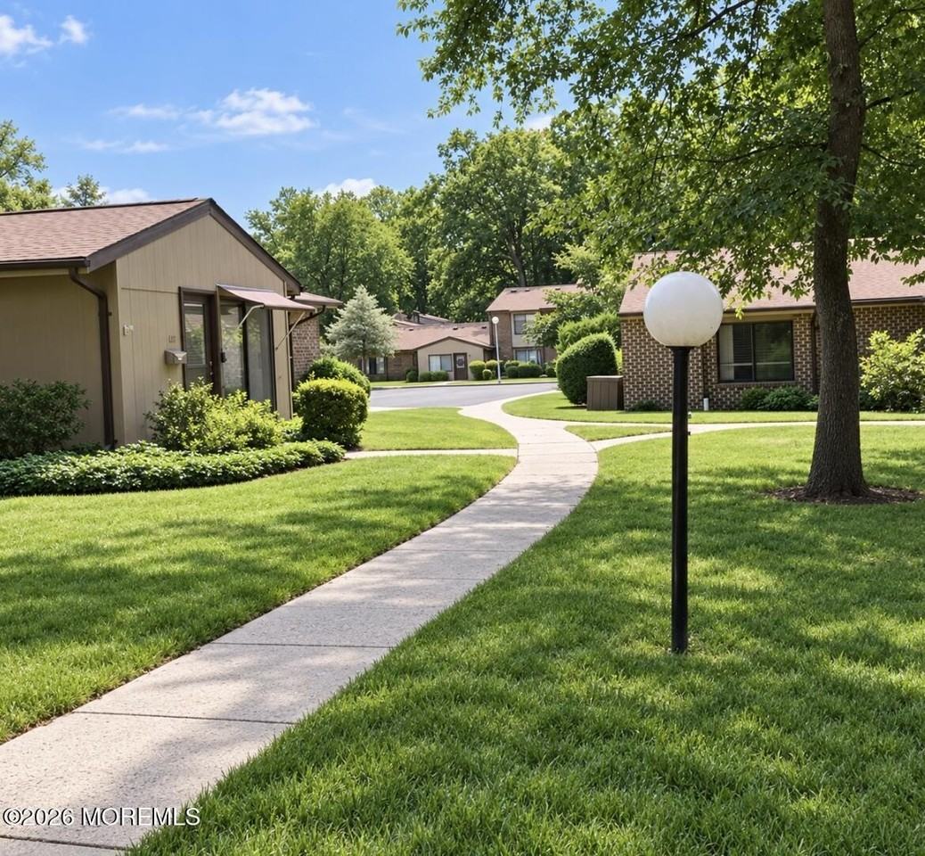 121 Lexington Ct