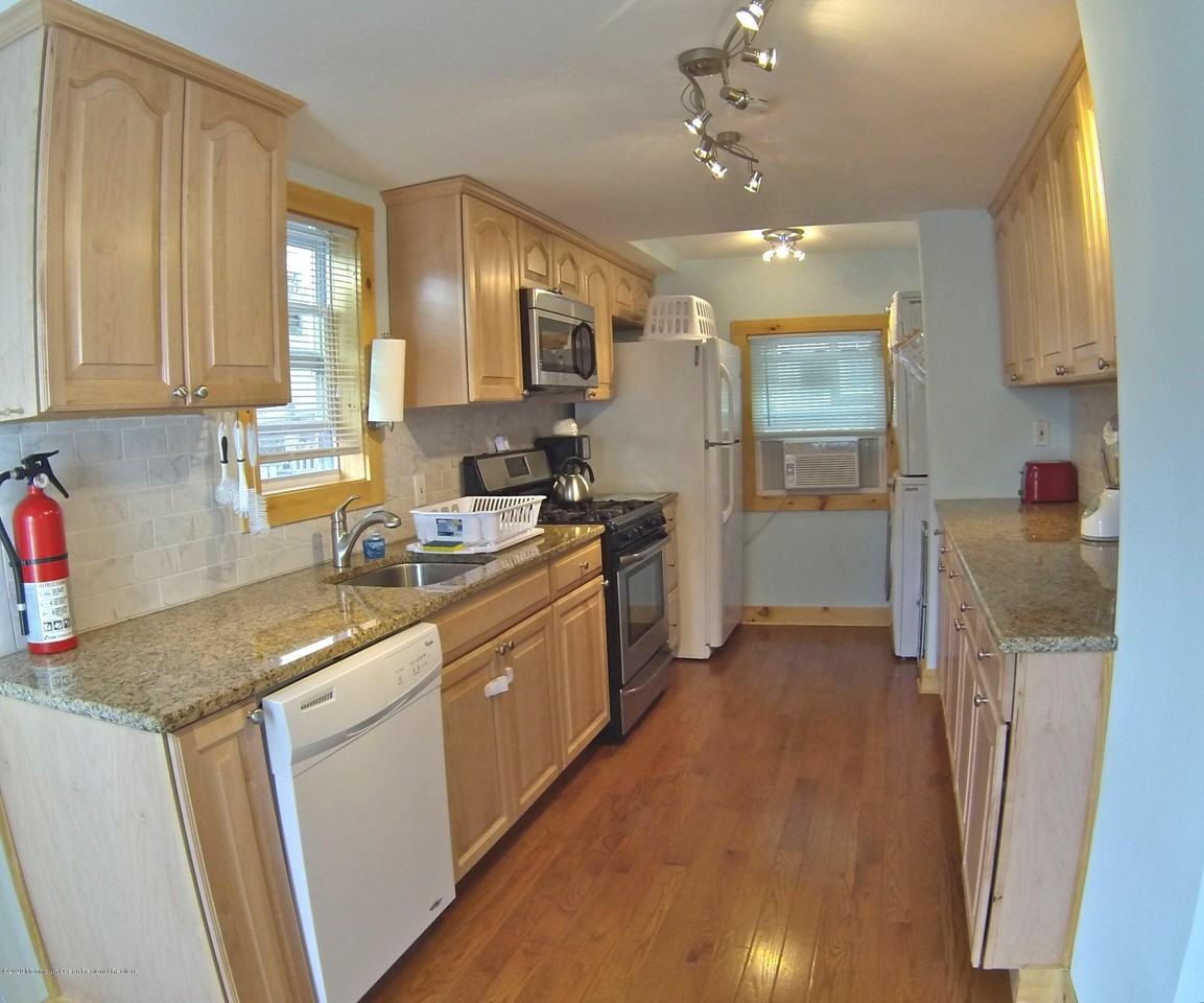 64 Abbott Ave - Photo 7 of 19
