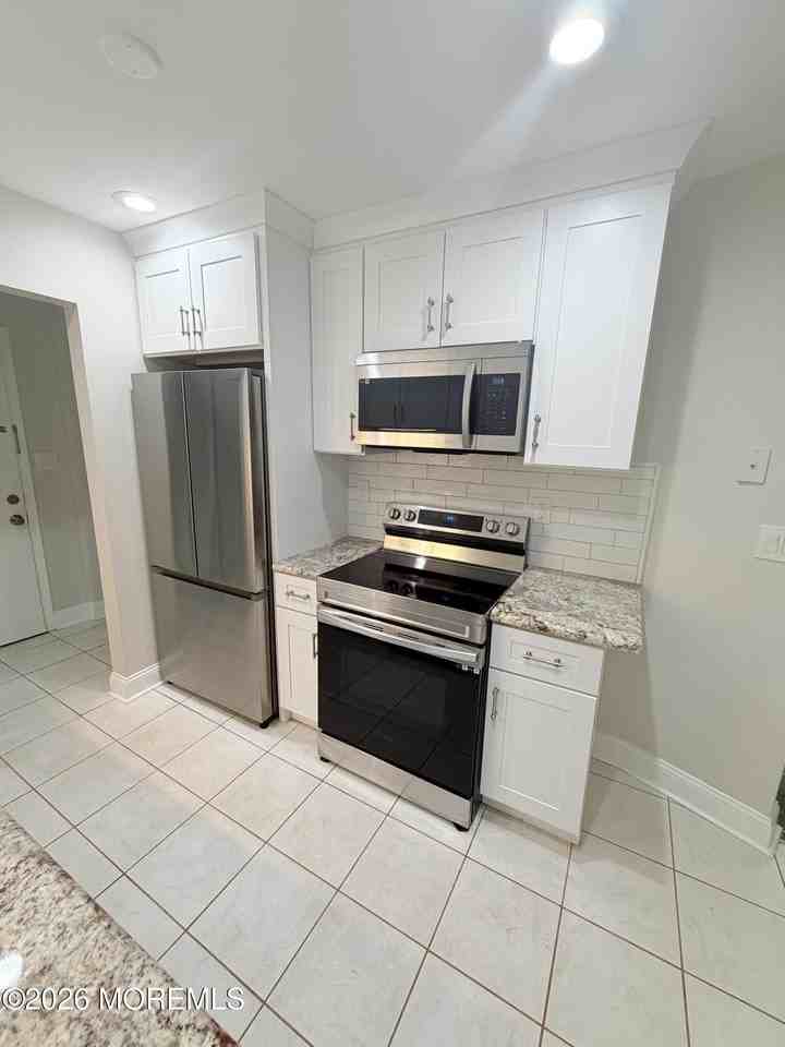 35 Amberly Dr #J - Photo 7 of 14