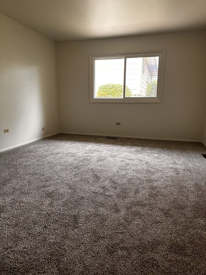 1285 Wicker St - Photo 7 of 11