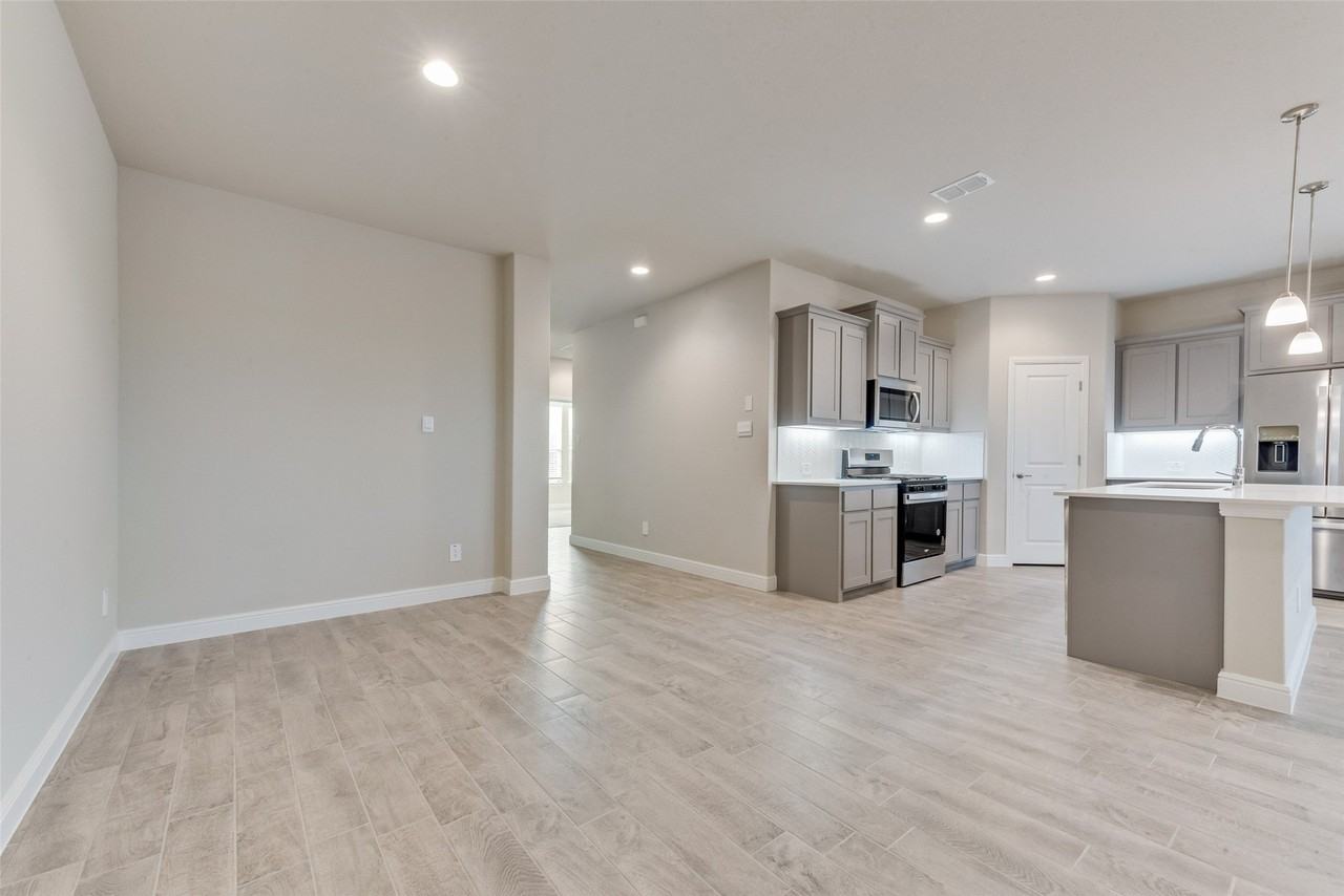 2212 Monoceros Dr - Photo 5 of 18