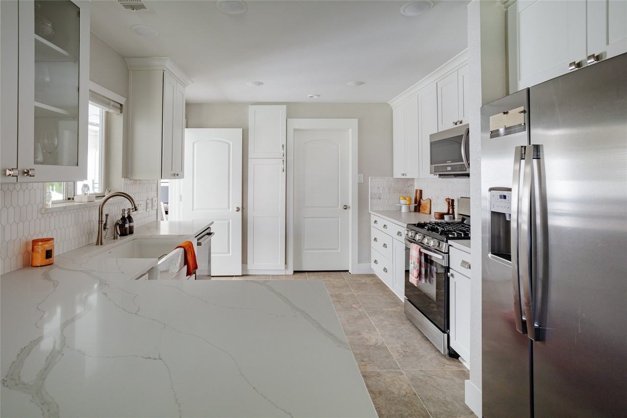 107 Sweet St - Photo 4 of 13