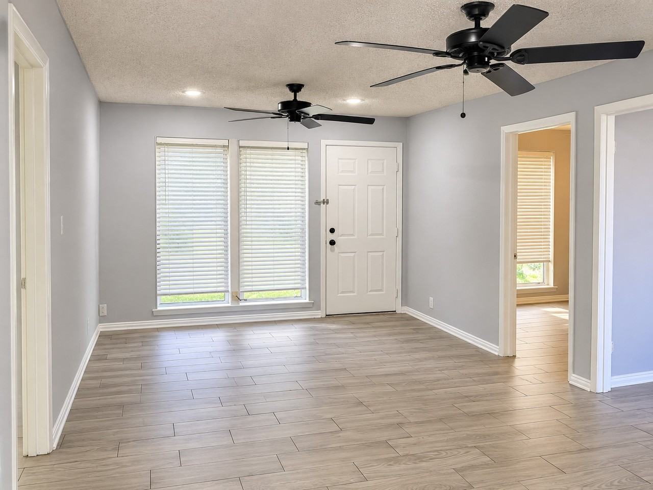 637 S Loop Dr - Photo 3 of 8