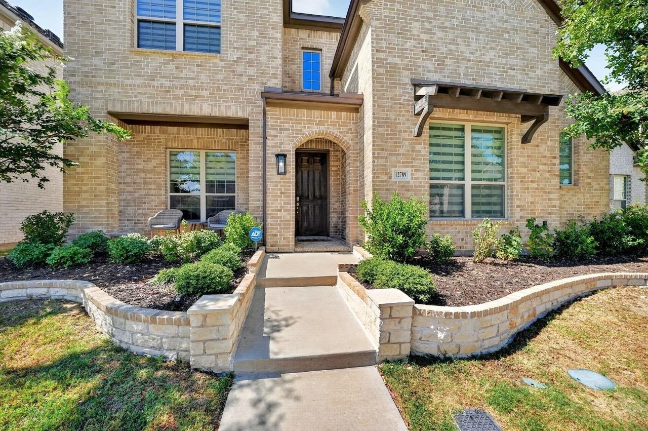 12789 Royal Oaks Ln - Photo 3 of 39