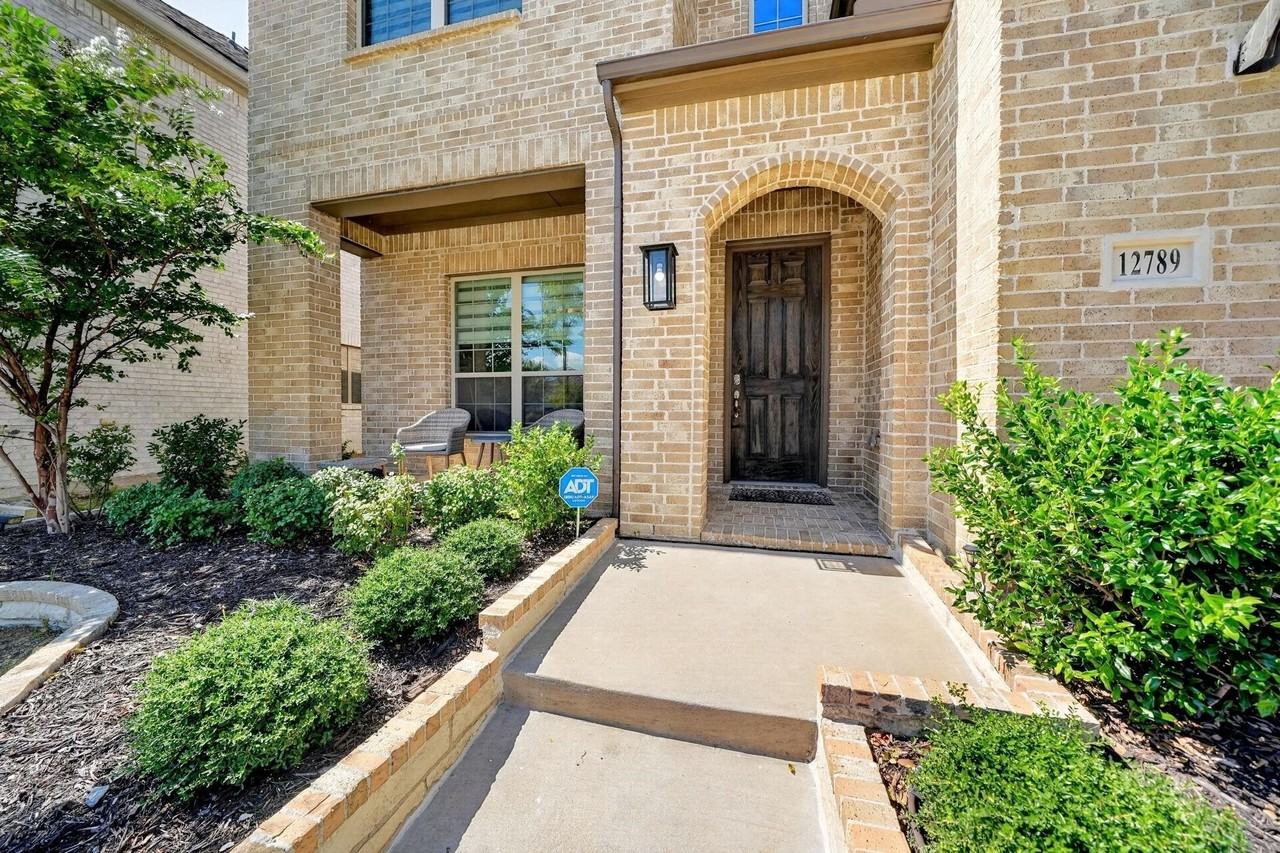12789 Royal Oaks Ln - Photo 4 of 39