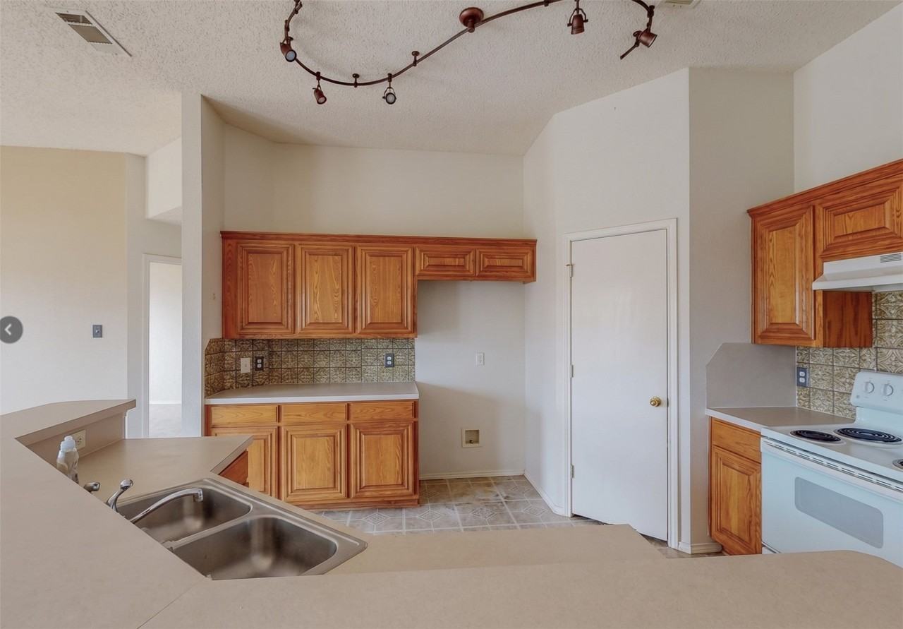1720 Treasure Cay Dr - Photo 5 of 25