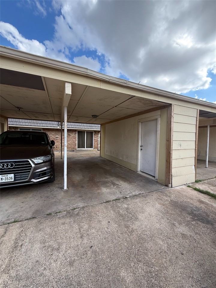 6340 Walraven Cir - Photo 3 of 7