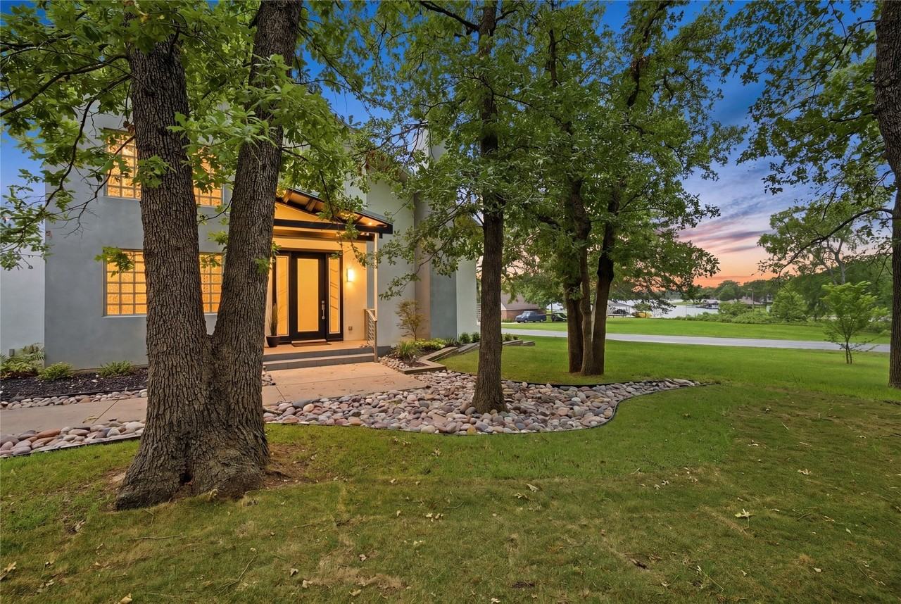 316 Comanche Dr - Photo 3 of 38