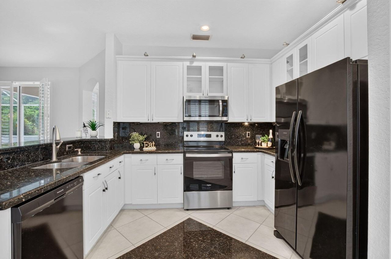 11371 Sea Grass Cir - Photo 2 of 35