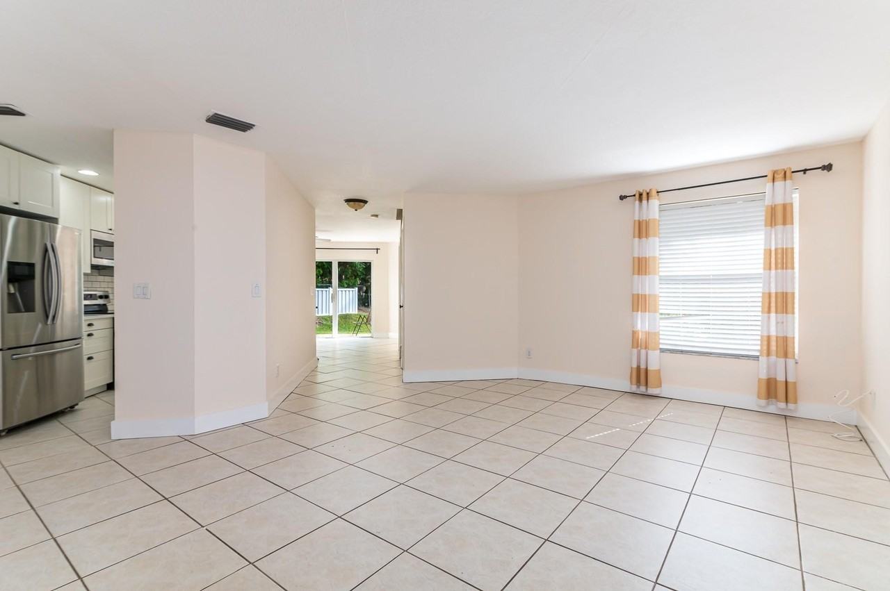 2916 Nw 99th Ter - Photo 5 of 23