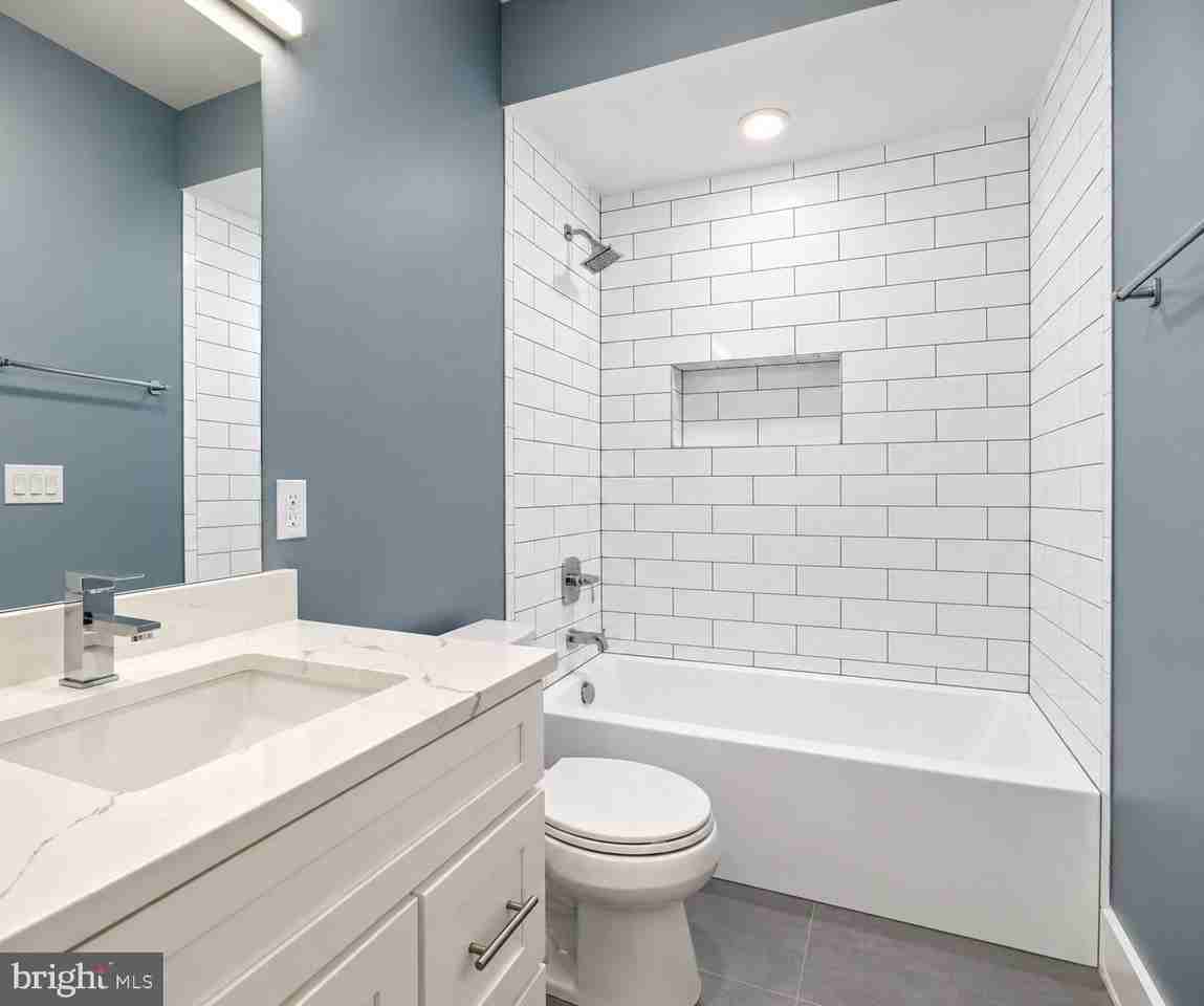 1605 Holbrook St Ne #3 - Photo 6 of 10