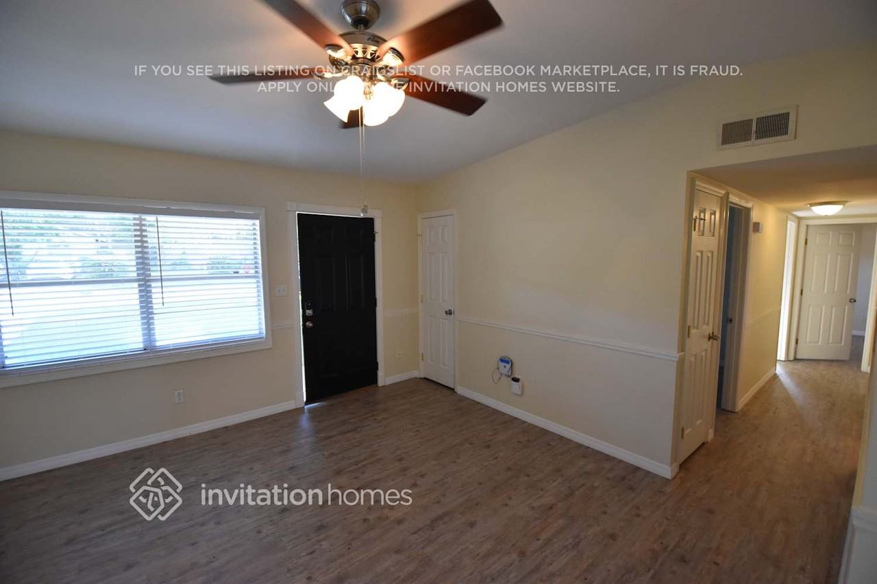 521 Iris Rd - Photo 2 of 10