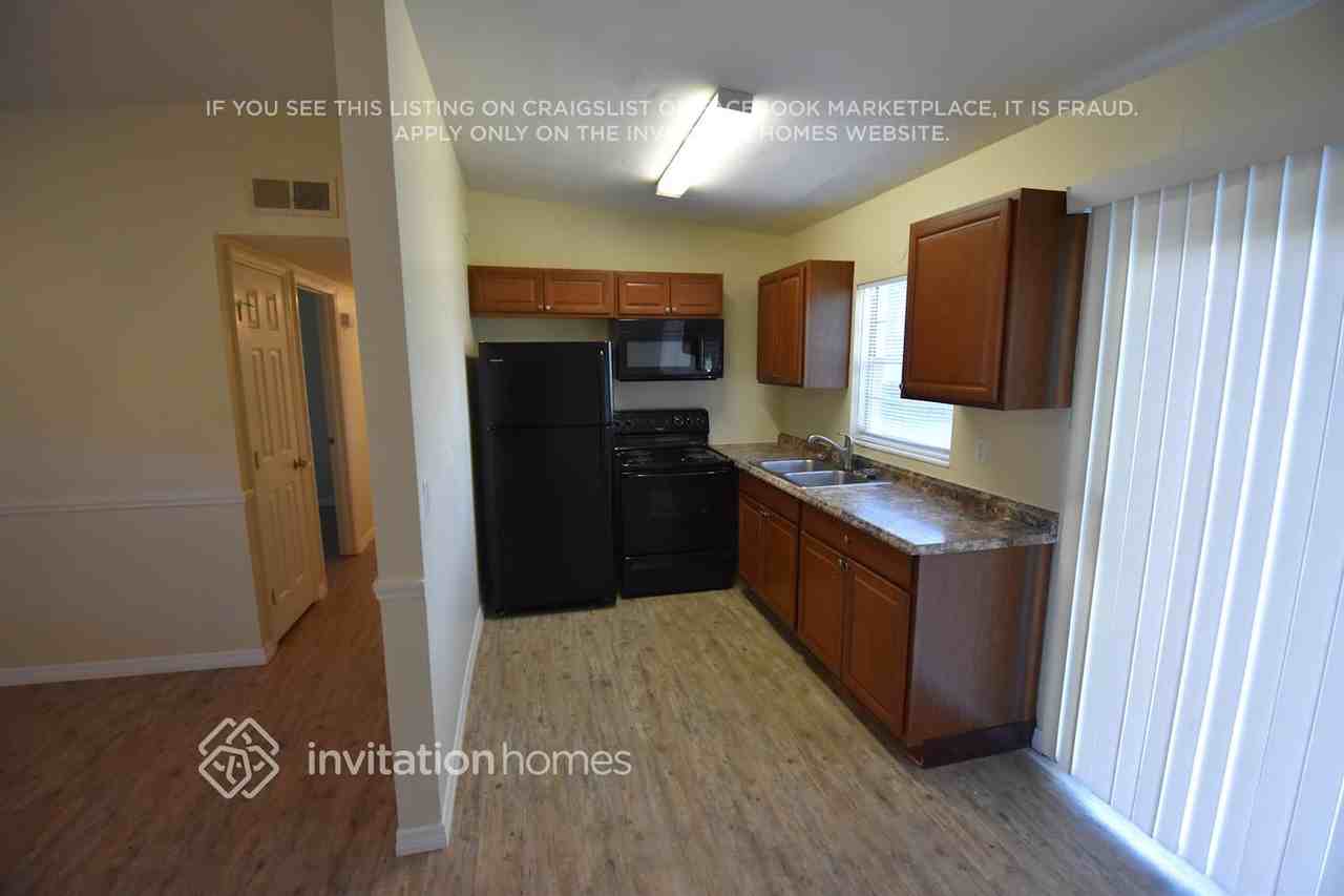 521 Iris Rd - Photo 4 of 10