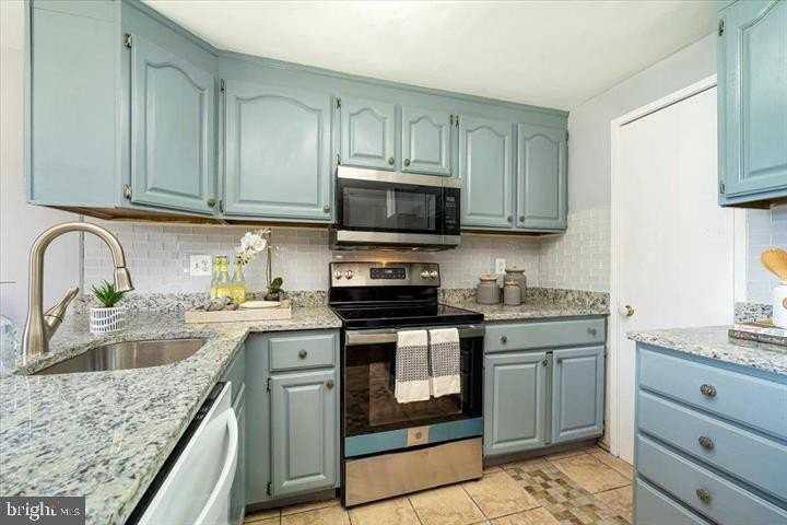 19052 Capehart Dr - Photo 6 of 34