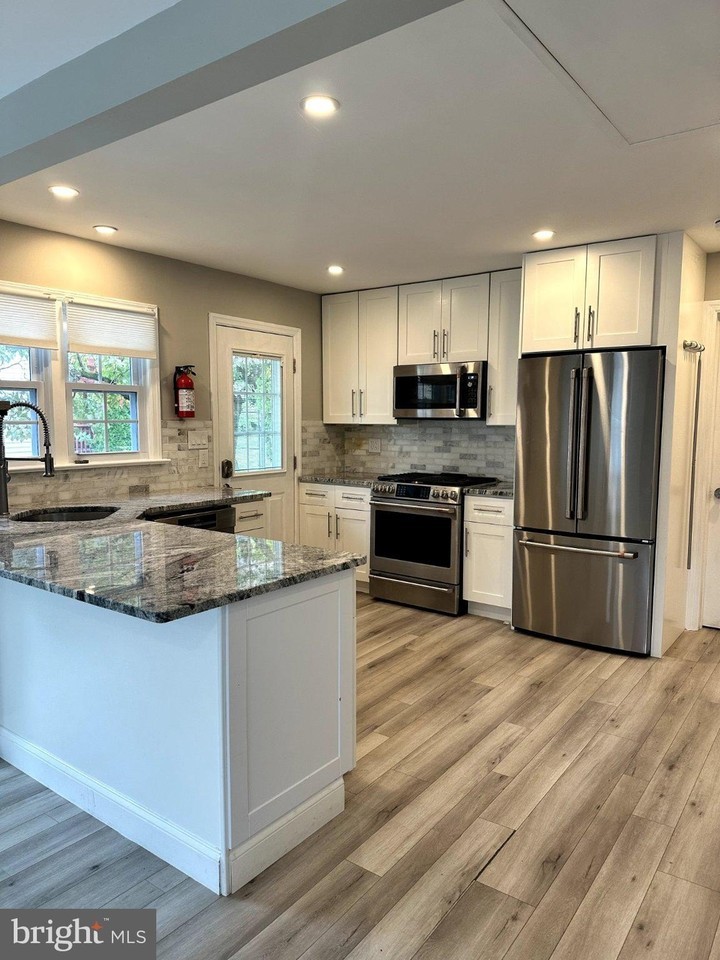 398 Franklin Ave - Photo 5 of 21