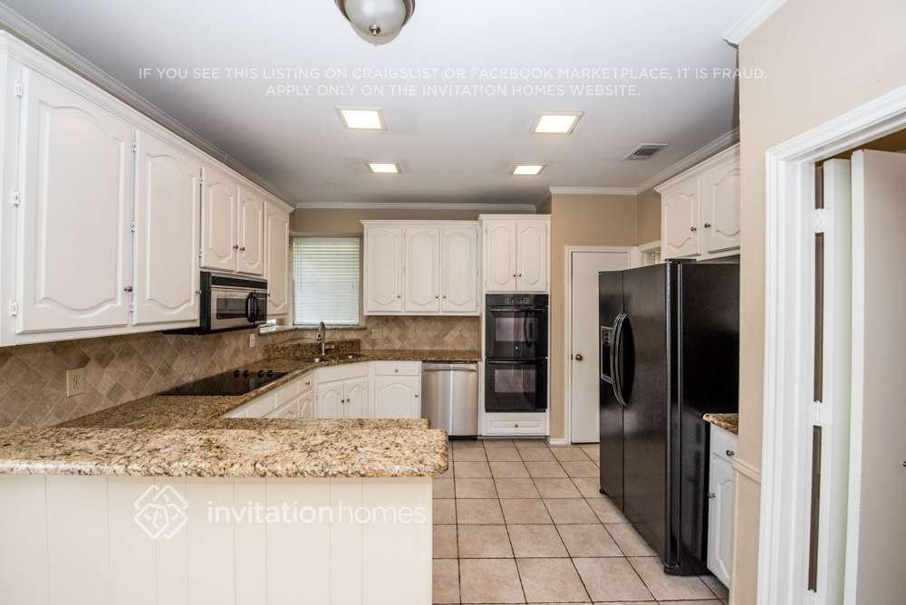 1808 Polstar Dr - Photo 4 of 10