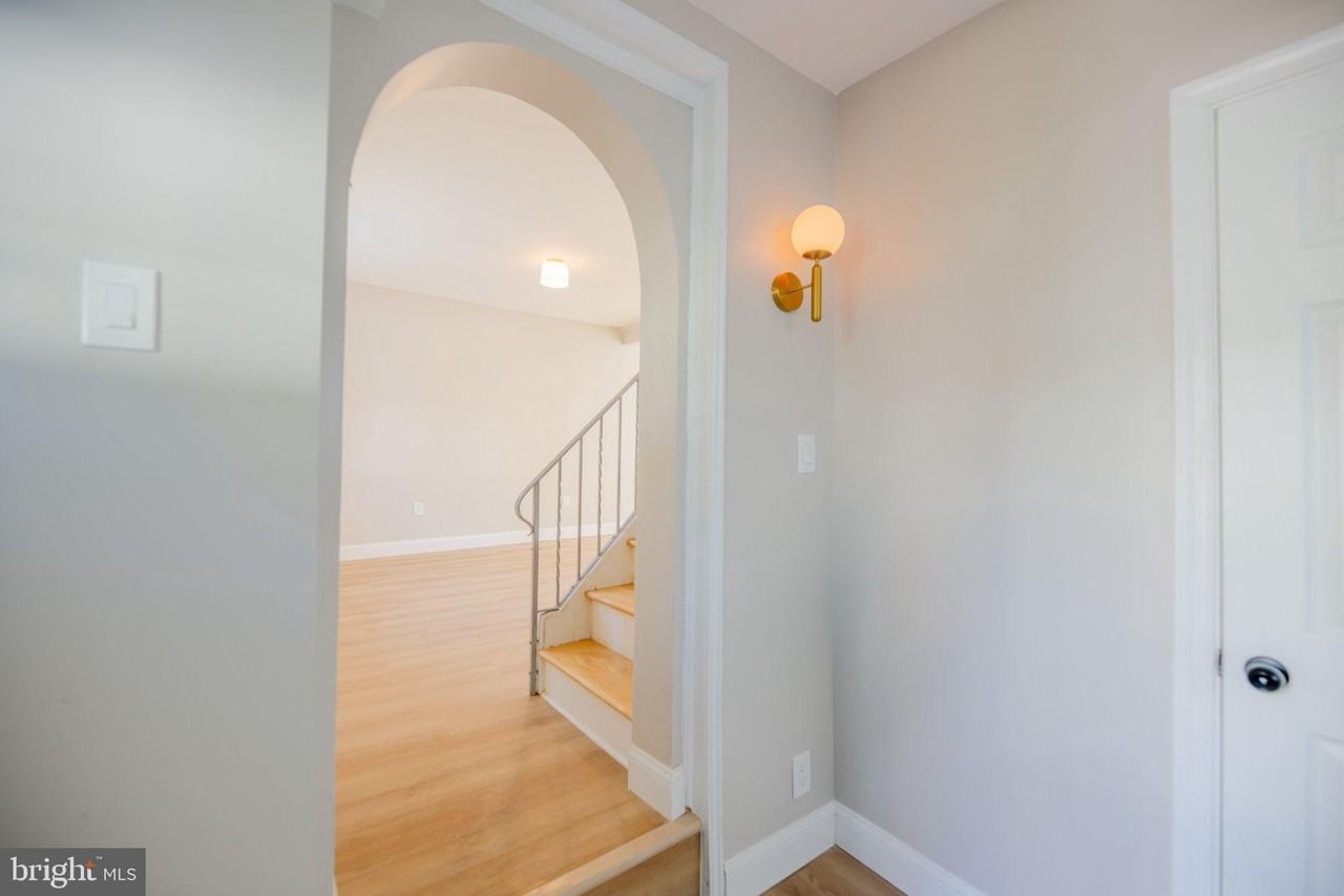 202 N Aberdeen Ave - Photo 2 of 20