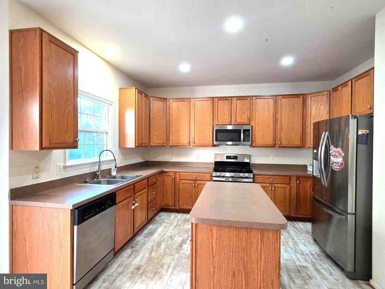 6 Saint Stephens Ct - Photo 3 of 28