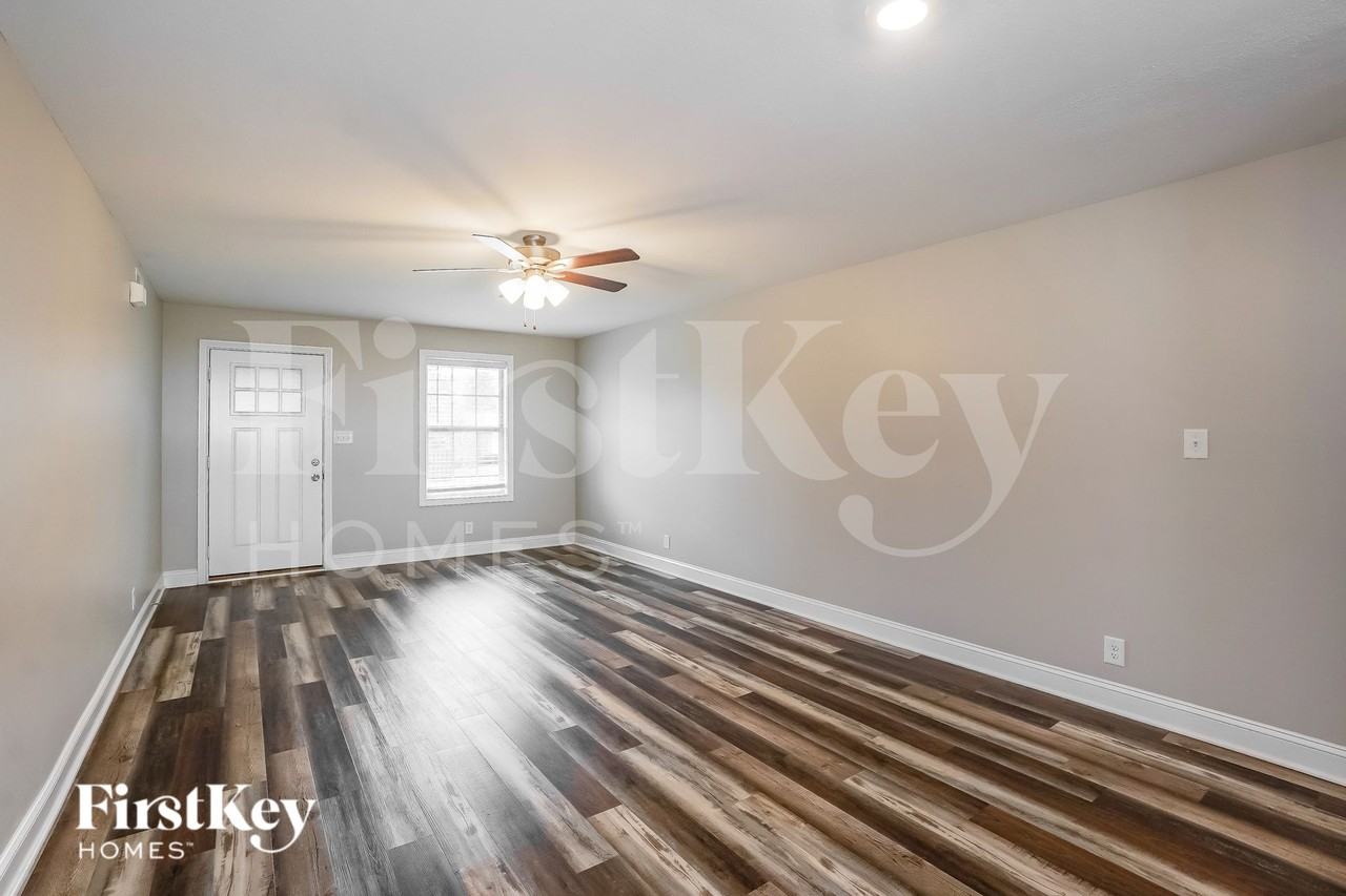 305 Peterson Ln - Photo 4 of 19