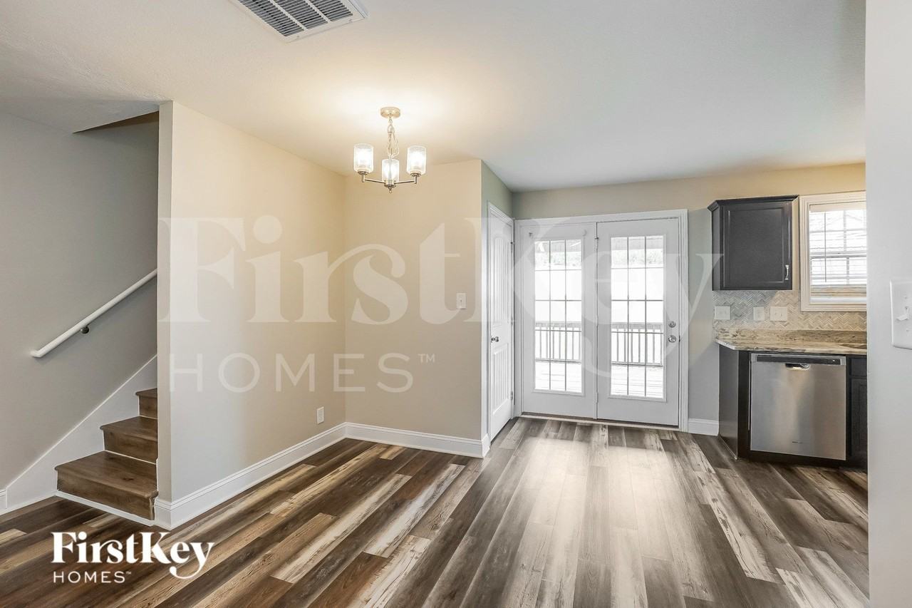 305 Peterson Ln - Photo 6 of 19