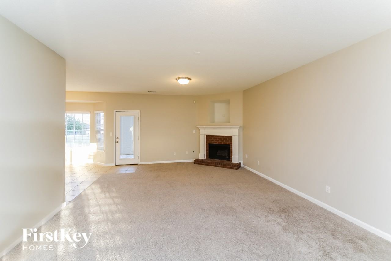 5052 Rivercrest Ln - Photo 3 of 15