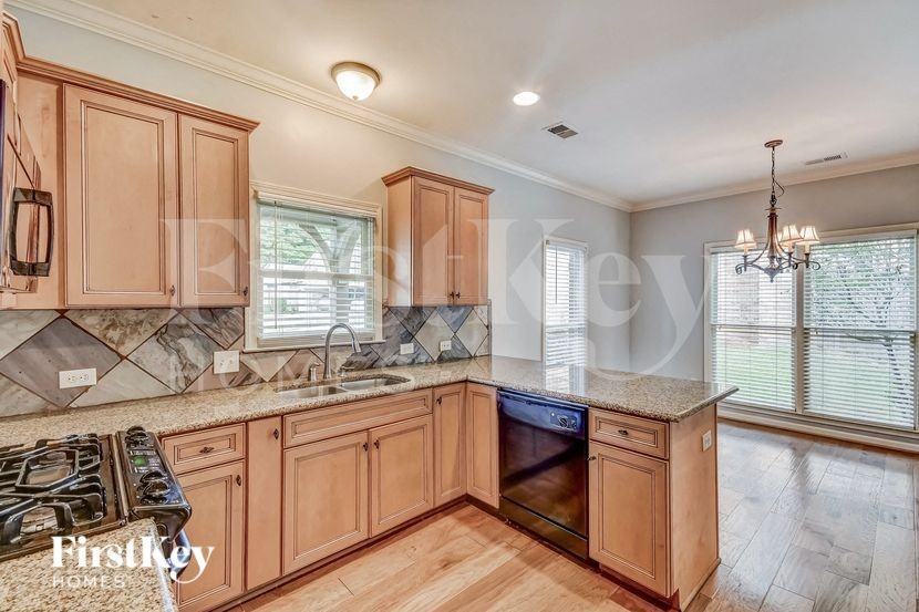 3611 Courtyard Ln - Photo 6 of 16
