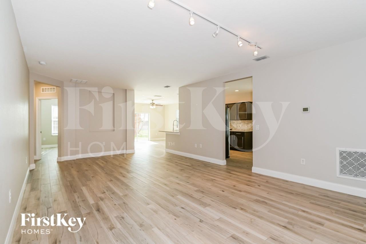 1215 Sw 11th Pl - Photo 4 of 18