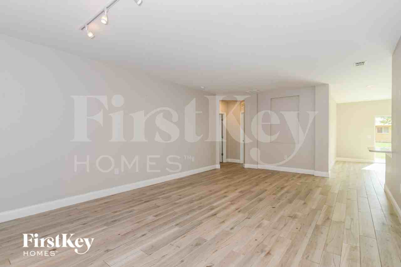 1215 Sw 11th Pl - Photo 5 of 18